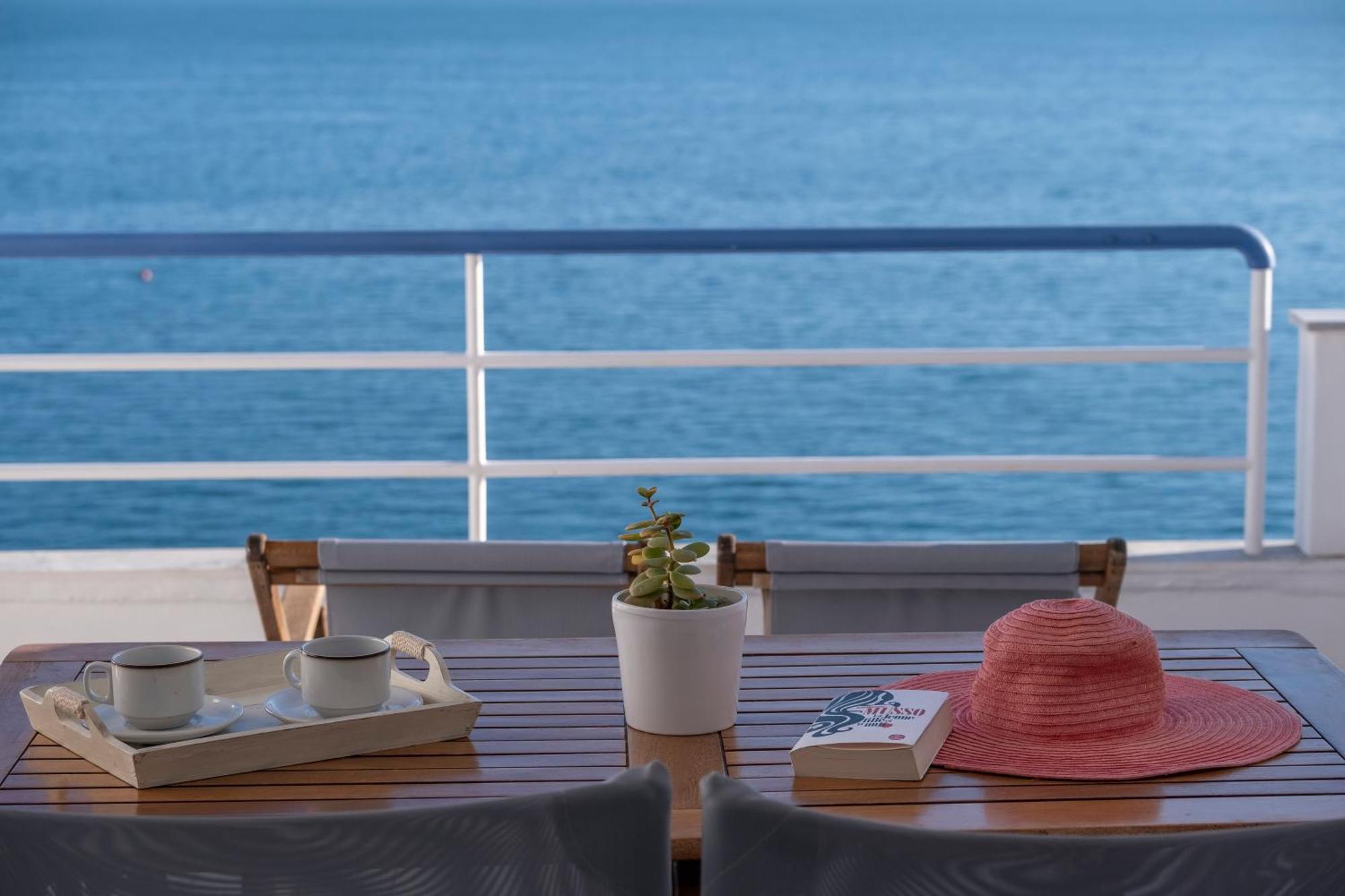 Luxurioeses Apartment Mit Einem Schlafzimmer Direkt Am Wasser, Meerblick Киверион Экстерьер фото